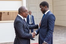 Le président béninois, Patrice Talon, et son homologue sénégalais, Bassirou Diomaye Faye, le 16 juillet 2025 à Cotonou.