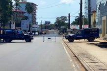Des véhicules des forces de sécurité guinéennes après l’évasion de l’ancien chef de la junte Moussa Dadis Camara avec trois autres officiers de haut rang, à Conakry, le 4 novembre 2023. © Souleymane Camara/REUTERS
