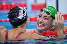 Le sourire de Tatjana Smith à la nouvelle championne olympique Kate Douglass. © MAXIM THORE/BILDBYRÅN/ Shutterstock/SIPA