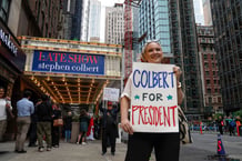 NEW YORK, NEW YORK – 21 MAI : Une personne brandit une pancarte après l'enregistrement du dernier épisode du « Late Show », diffusé pour la première fois après 32 ans de service, au Ed Sullivan Theater le 21 mai 2026 à New York. John Lamparski/Getty Images/AFP (Photo de John Lamparski / GETTY IMAGES NORTH AMERICA / Getty Images via AFP)