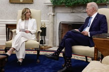 Le président américain Joe Biden et la présidente du Conseil italien Giorgia Meloni à la Maison Blanche, le 1er mars 2024 à Washington. WASHINGTON, DC – MARCH 01: U.S. President Joe Biden (R) and Italian Prime Minister Giorgia Meloni deliver prepared remarks during a meeting in the Oval Office at the White House on March 01, 2024 in Washington, DC. Biden welcomed the far-right leader to the White House for the second time in a year, praising Italy’s continued support for Ukraine following Russia’s 2022 full-scale invasion. Italy assumed its one-year presidency of the G7 in January.   
© Chip Somodevilla/Getty Images/AFP