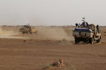 Des combattants touaregs de la Coordination des mouvements de l’Azawad (CMA) circulent près de Kidal, dans le nord du Mali, en septembre 2016. © STRINGER / AFP