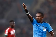 L’arbitre éthiopien Bamlak Tessema Weyesa durant le match de la CAN 2024 entre la Gambie et le Cameroun au stade de la paix, à Bouaké, en Côte d’Ivoire, le 23 janvier 2024. © KENZO TRIBOUILLARD / AFP