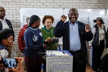 Le président Cyril Ramaphosa, leader de l’ANC, au bureau de vote de l’école primaire Hitekani à Soweto, le 29 mai 2024, lors des élections générales sud-africaines. © PHILL MAGAKOE / AFP