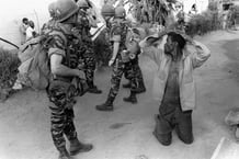 Militaires du régiment des parachutistes français, à Kolwezi, au Zaïre (actuelle RDC), le 20 mai 1978. © Michel Artault/GAMMA-RAPHO