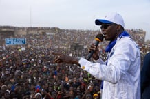 Le Premier ministre tchadien et candidat à l’élection présidentielle, Succès Masra, en meeting de campagne au stade du quartier Dombao, à Moundou, le 28 avril 2024. © Joris Bolomey / AFP