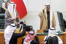 Le nouvel émir du Koweït salue le Parlement lors de sa prestation de serment en tant que 17e souverain du pays à Koweït City, le 20 décembre 2023. © YASSER AL-ZAYYAT/AFP