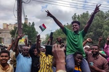 La population descend dans les rues de Port-Soudan pour célébrer l’avancée des forces militaires soudanaises et des groupes armés alliés dans Wad Madani, le 11 janvier 2025. © AFP