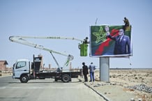Affiche de Mohammed VI en cours d’installation sur la route entre Dakhla et Guerguerat (Sahara occidental), le 29 mars 2017.