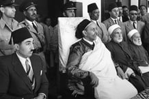 Au centre, le roi Idris de Libye, accompagné du premier ministre Mahmoud Bey Muntasser, à gauche, et à droite, le grand cadi de Tripoli, en 1953. © KEYSTONE-FRANCE/GAMMA-RAPHO