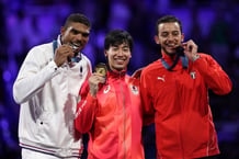 Mohamed Elsayed (à dr.) savoure sa médaille de bronze, aux côtés du Français Yannick Borel (à g.), et du Japonais Koki Kano. © Kunihiko Miura / Yomiuri / The Yomiuri Shimbun via AFP