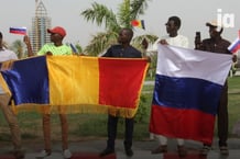 Lors du passage de Sergueï Lavrov au Tchad, des manifestants brandissent des drapeaux russes et tchadiens, le 5 juin 2024 à N’Djamena. © Denis SASSOU GUEIPEUR / AFP
