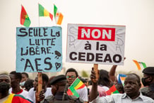 Des partisans de la junte militaire et de l’Alliance des États du Sahel participent à un rassemblement à Bamako, le 1er février 2024. © HADAMA DIAKITE/EPA/MAXPPP