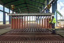 Production de cathodes de cuivre pur près de Lubumbashi, dans le Katanga, en RDC. En valeur, le cuivre est le troisième secteur d’exportation de l’Afrique vers la Chine. © Gwenn Dubourthoumieu pour JA