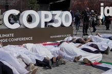 Des manifestants devant l’entrée principale de la COP30 à Belém, au Brésil, le 10 novembre 2025.