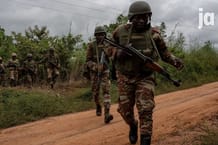 Des soldats béninois en patrouille dans le nord du pays, cible d’attaques jihadistes, en septembre 2023. © Adrienne Surprenant/MYOP