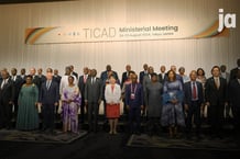 La ministre japonaise des Affaires étrangères, Yoko Kamikawa (au centre, en tailleur blanc), et des ministres de pays africains posent lors de la réunion ministérielle de la Ticad, à Tokyo, le 24 août 2024. © JIJI PRESS/AFP