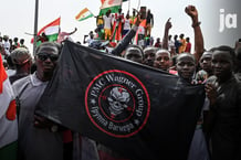 Des manifestants brandissent un drapeau « Wagner », à Bamako, le 2 septembre 2023. © Photo : AFP