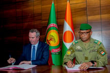 L’État du Niger et la Madaouela Mining Company (MAMICO) ont signé, le 23 septembre 2026 à Niamey, une convention minière relative à la reprise et au développement du projet d’uranium de Madaouela, avec une participation de l’État portée à 40%, contre 10% dans la configuration précédente. La convention a été signée par le Ministre des Mines, le Commissaire-Colonel Abarchi Ousmane, au nom de l’État du Niger, et le Directeur général de MAMICO SA/GoviEx, M. Hoskins Philip Ross, représentant Atomic Eagle et Madaouela Mining Comp.