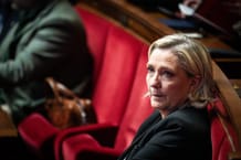 Marine Le Pen, présidente du groupe Rassemblement national, dans l’hémicycle de l’Assemblée nationale française, à Paris, le 16 décembre 2024. © Hans Lucas via AFP