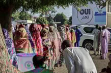 Des femmes font la queue pour voter lors du référendum constitutionnel dans un bureau de vote à N’Djamena, le 17 décembre 2023. © Denis Sassou Gueipeur / AFP