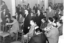 Krim Belkacem,vice-président du GPRA (centre) à la conférence de presse à Tunis après la signature des accords d’Évian, le 18mars 1962. © Studio Kahia/Archives JA