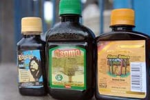 Des bouteilles de boissons aphrodisiaques vendues à Lagos. © AFP