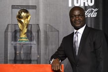 Roger Milla pose aux côtés de la Coupe du monde lors d’une tournée promotionnelle à istanbul avant le début de l’édition 2010 en Afrique du Sud. © IBRAHIM USTA/AP/SIPA