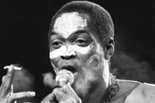 Fela Anikulapo Ransome-Kuti lors d’un concert à Paris, le 13 septembre 1986 © Laurent Rebours/AP/SIPA