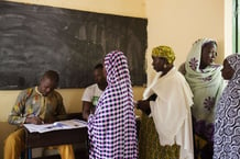 Des femmes font la queue pour voter lors du deuxième tour des élections présidentielles à Bamako, au Mali, le dimanche 12 août 2018. © Annie Risemberg/AP/SIPA