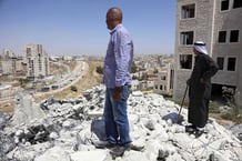 Des Palestiniens devant leur maison détruite par les forces de sécurité israéliennes à Sur Baher, un quartier situé au sud-est de Jérusalem, le 22 juillet 2019. © Abedalrahman Hassan/APA Images via ZUMA/REA