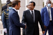 Le président Emmanuel Macron est accueilli par le président camerounais Paul Biya à Yaoundé, le 26 juillet 2022. © Ludovic MARIN / AFP