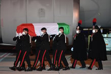 Des officiers italiens portent le cercueil de l’ambassadeur Luca Attasanio, assassiné en RDC, à l’aéroport Ciampino de Rome, le 23 février 2021. © Italian Foreign Ministry / AFP.
