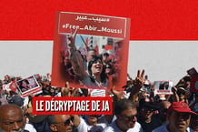 Des partisans de la présidente du Parti destourien libre (PDL), Abir Moussi, brandissent son image alors qu’ils demandent sa libération lors d’une manifestation organisée, à Tunis, le 15 octobre 2023. © Montage JA –  FETHI BELAID / AFP