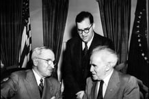 Le président des États-Unis, Harry Truman (gauche) rencontre le Premier ministre israélien David Ben Gourion à la Maison Blanche à Washington, le 8 mai 1951. © Leemage via AFP