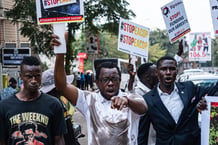 Des militants écologistes manifestent devant le Parlement ougandais contre l’oléoduc est-africain (EACOP) à Kampala, le 15 septembre 2023. © Badru KATUMBA / AFP