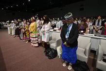 Une minute de silence en soutien aux personnes tuées à Gaza lors de la plénière des peuples à la COP28 à Dubaï, le 11 décembre 2023. © AFP
