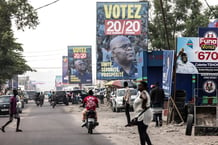 Des bannières de campagne électorale pour le président de la RDC, Félix Tshisekedi, le long d’une route à Kinshasa, le 13 décembre 2023. © JOHN WESSELS / AFP