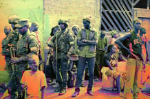 Dans le quartier PK12 à Bangui, des militaires rwandais se mêlent aux habitants. Le 25 novembre 2023. © Flore Monteau