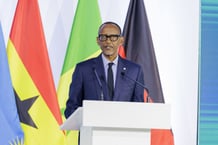 e président du Rwanda, Paul Kagame, lors de la cérémonie d’inauguration de la première usine de fabrication de vaccins à ARNm d’Afrique à Kigali, au Rwanda, le 18 décembre 2023. © Cyrile Ndegeya / ANADOLU / Anadolu via AFP