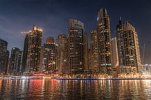 Des gratte-ciel surplombent la marina de Dubaï, aux Émirats arabes unis, le 19 décembre 2023. © Kabir Jhangiani / NurPhoto via AFP