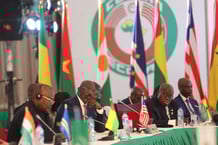 Le président du Liberia, George Weah (2e g.), et le président du Ghana, Nana Akufo-Addo (2e dr.) lors de la 26e session ordinaire des chefs de gouvernement d’Ecowas (Economic Community of West African States), à Abuja, Nigeria, le 10 décembre 2023. © Kola Sulaimon / AFP