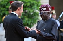 Emmanuel Macron salue le président nigérian Bola Tinubu à son arrivée à l’Élysée, en marge du sommet pour un nouveau pacte financier mondial à Paris, le 23 juin 2023. © MUSTAFA YALCINN/ANADOLU AGENCY via AFP