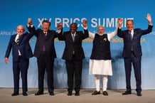 Le président brésilien Luiz Inacio Lula da Silva, le président chinois Xi Jinping, le président sud-africain Cyril Ramaphosa, le Premier ministre indien Narendra Modi et le ministre russe des Affaires étrangères Sergueï Lavrov posent pour une photo au sommet des BRICS à Johannesburg, en Afrique du Sud, le 23 août 2023. © ALET PRETORIUS/REUTERS