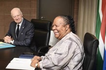 Rencontre entre l’envoyé personnel du secrétaire général de l’ONU, Staffan de Mistura, et la ministre sud-africaine des Affaires étrangères, Naledi Pandor, à Pretoria, le mercredi 31 janvier 2024. © DR