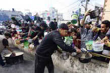 Distribution alimentaire dans un camp de réfugiés à Rafah, dans le sud de la bande de Gaza, le 23 décembre 2023. © Mahmud HAMS / AFP