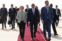 Le président mauritanien Mohamed Ould Cheikh El Ghazouani entouré d’Ursula von der Leyen, présidente de la Commission européenne, et de Pedro Sanchez, président du gouvernement espagnol, à Nouakchott, le 8 février 2024. © BORJA PUIG DE LA BELLACASA/LA MONCLOA/AFP