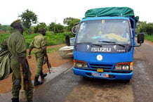 Des gendarmes burkinabés contrôlent une camionnette en provenance de Côte d’Ivoire, en septembre 2003, à Dangouindougou, poste frontière dans le sud du Burkina Faso. © DESIREY MINKOH/AFP