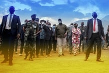 Le président de la République démocratique du Congo, Félix Tshisekedi, visite le site d’une coulée de lave solidifiée au nord de Goma, la capitale provinciale du Nord-Kivu, le 14 juin 2021. © GUERCHOM NDEBO / AFP. Montage JA
