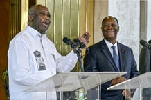 Le président ivoirien Alassane Ouattara (D) et son prédécesseur et ancien rival Laurent Gbagbo (G) à la suite du retour de ce dernier en Côte d’Ivoire après une absence de près de dix ans. © Issouf Sanogo / AFP